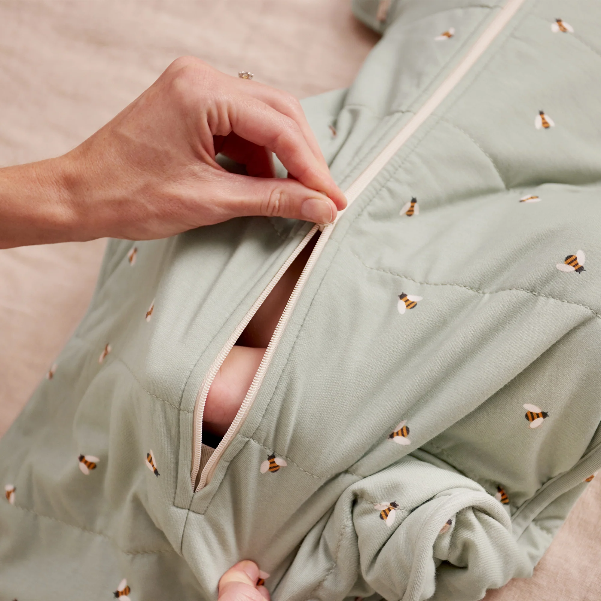 Swaddle Up™ Transition Bag 2.5 TOG Cotton Olive Bees - Image 6