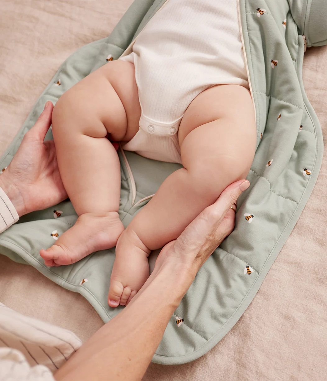 Swaddle Up™ Transition Bag 2.5 TOG Cotton Olive Bees - Image 7